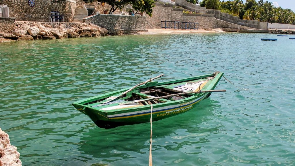 Um barco a remos clássico com remos, pronto para um passeio tranquilo na água.