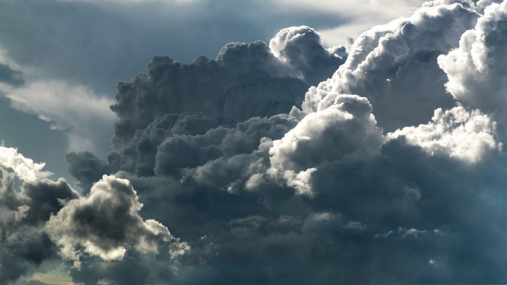 Nuvens de tempestade se formam no horizonte, criando um espetáculo imponente no céu. 